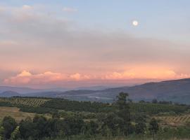 KatiKati Eco Lodge, chalet i White River