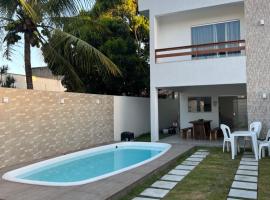Casa com piscina em Coroa Vermelha, loma-asunto kohteessa Santa Cruz Cabrália