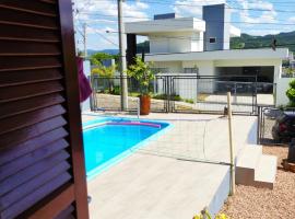 Quarto, piscina, ar condicionado, недорогой отель в городе Encantado