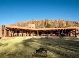 Villa Laureana, hotel con alberca en Huacalera