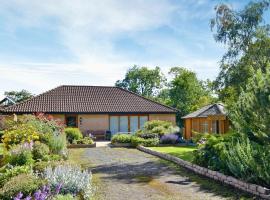 Eilean Donan, cottage in Kirknewton