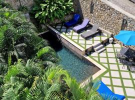 OASIS Penthouse with private garden & shared pool, hotell sihtkohas Koolbaai