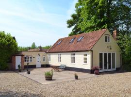 The Coach House, cottage in Yaxham