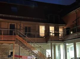 Wohnen im Dreiseitenhof mit Galerieschlafzimmer, מלון זול בNeudietendorf