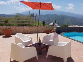 Casa Motta Camastra Sicilië, prive zwembad en free wifi, holiday home in Linguaglossa