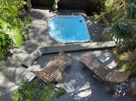 Harbord House - Ocean views, plunge pool, 2 bed, free-wi-fi, superb location, hotelli kohteessa Freshwater
