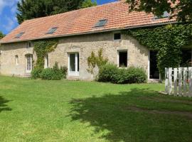 Charming country house with a garden 3 km from Omaha Beach, feriebolig i Asnières-en-Bessin