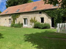 Charming country house with a garden 3 km from Omaha Beach, hotel u gradu 'Asnières-en-Bessin'