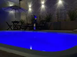 Casa com piscina e um quarto com ar split pé na areia a 50 metros da praia