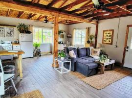 Rustic, country farmstay with friendly animals close to wineries and hiking, hotel a Ramona