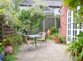 Wisteria Cottage, holiday home in Aylsham