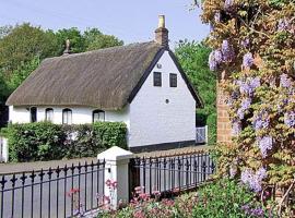 Childe Of Hale Cottage - 27896, hotel en Hale