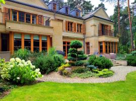 Stately Home in Magdalenka, nr Warsaw, vila u gradu 'Magdalenka'