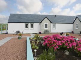 Buzzard Cottages - 27940, luxury hotel in Cambusbarron