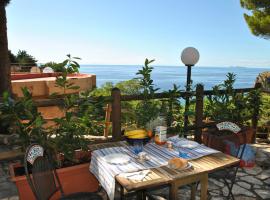 Villa with terrace overlooking the sea, hotel en Sperlonga