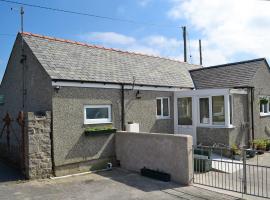 Ty Main Cottage, hotel with parking in Newborough