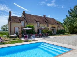 Crazy Villa Le Petit Belair 18 - Heated pool - Foot - 2h Paris - 30p, hotel in Aubigny-sur-Nère