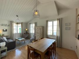 Very bright nest with terrace in the village, hotell i La Flotte