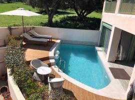 Private pool 2 bedroom apt near the sea, hotel with parking in Pogoniá