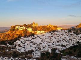 Stylish 3 bed house 2 bathrooms with patio, roof terrace and communal pool 5 minutes away from the beautiful Spanish white village of Casares Pueblo and only 20 mins from the sea, sveitagisting í Casares