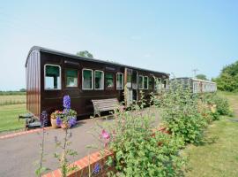 Railway Carriage One - E5337, отель в городе Wetheringsett