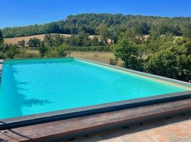 Exclusive pool - wondrous views - biological Gardens - pool house - 11 guests, hotell i Marzolini