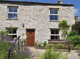 Harriets Cottage, hotel with parking in Muker