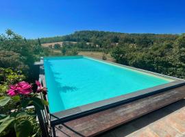 Leisure poolgreat views - exc villa, pool grounds - pool house - 11 guests, hotell i Marzolini