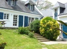 Pleasant holiday home in Clohars-Carnoët with garden