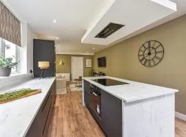 Modern Two Bed with En-Suites and Private Parking