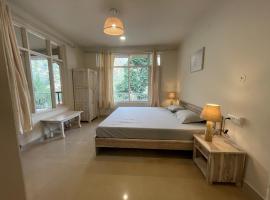 맥그로드 간즈에 위치한 호텔 NomadGao Dharamkot - Work-Friendly Comfort Stay With a View