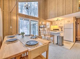 1 Block to Lake Poconos Getaway with Fire Pit!, Hotel in Pocono Lake