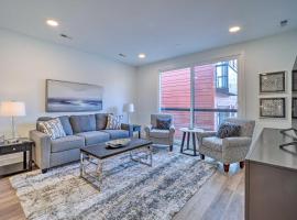 Downtown Traverse City Condo Less Than half Mi to Beach!, condo in Traverse City