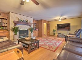 Spacious Memphis Home - Walk to Graceland, holiday rental in Memphis