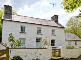 Llangrannog, hotel con estacionamiento en Llandyssiliogogo