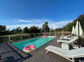 HAPPY Villa in the WOODS with Pool, Lake, and SEA View, מלון בBella Farnia