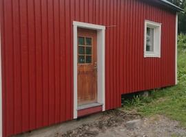 Nyrenoverad charmig gäststuga med sovloft i Järpen, hotell i Järpen