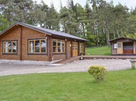 Ashknowe Log Cabin - S4590, hotel with parking in Glenfarg