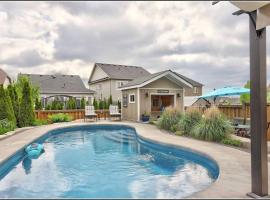 Living the Dream with Inground Heated Pool, Hot Tub, & Beach, hotel cerca de Capitol Theatre, Cobourg