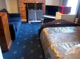 Phoenix Nights Guest House, hotell i Barrow in Furness