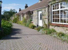 Gordons Hall Cottage, hotel with parking in Carnbee