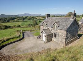 Cefn Bach, hotel with parking in Capel Garmon