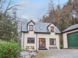 Pine Marten Cottage, vacation home in Ballachulish