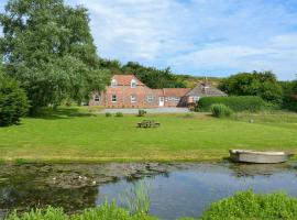 Dairy Farm Cottage, hotel in Mautby