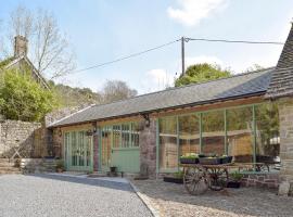 The Coach House At Stable Cottage, hótel með bílastæði í Derwydd