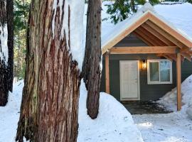Cozy Cabin w/ Hot tub, hotel with parking in Emigrant Gap