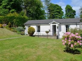 Cameron Lodge Cottage, pet-friendly hotel in Innellan