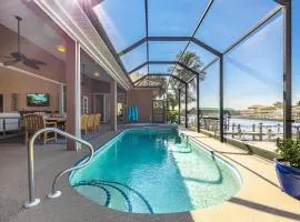 Gulf Access, Heated Saltwater Pool, Mini golf, Movie Room, Sleeps 10 - Cape Coral Beach House