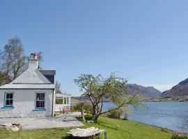 Brīvdienu māja Loch Shore Cottage pilsētā Dornija