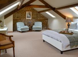 Bell Cottage, hotel with parking in Gristhorpe